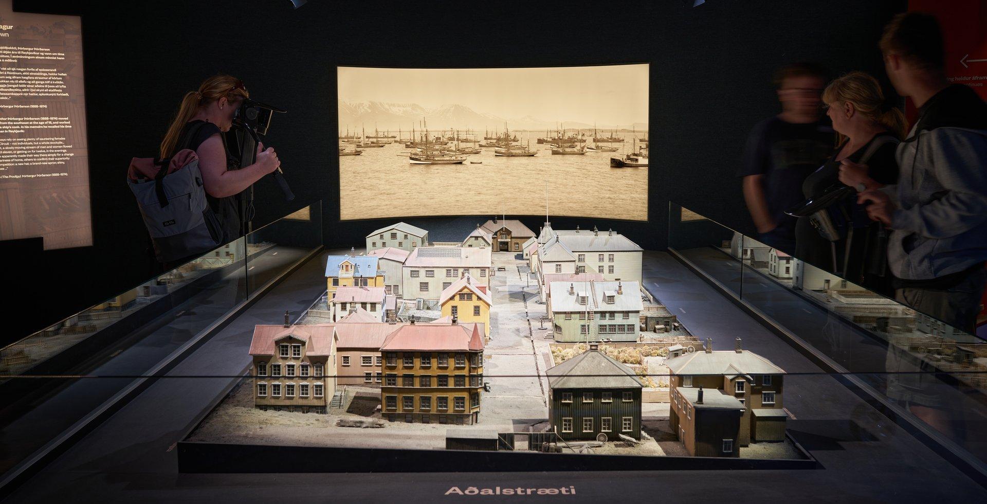 Fyrir neðan allar hellur - Leiðsögn um sögu Reykjavíkur á Safnanótt